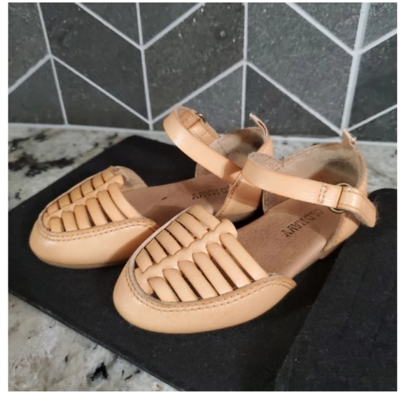 Oldnavy sandals - Picture 2 of 3